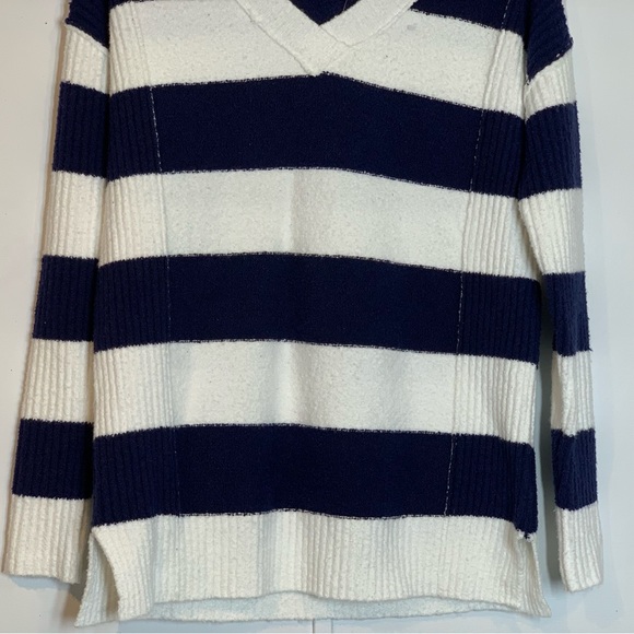 Caslon V-Neck Stripe Pullover Sweater in Navy - Picture 3 of 10
